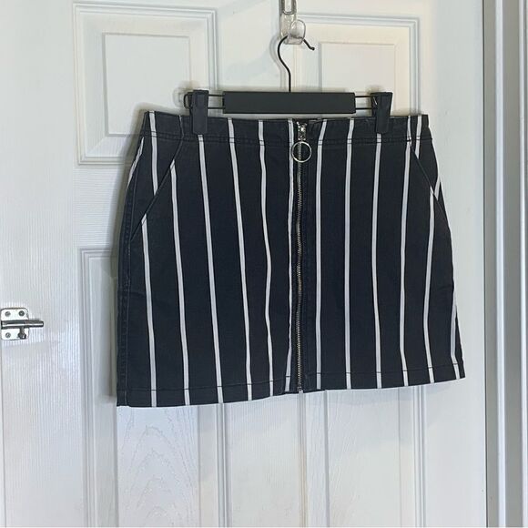 VOLCOM: The Frochickie Skirt Size Medium - Picture 4 of 12